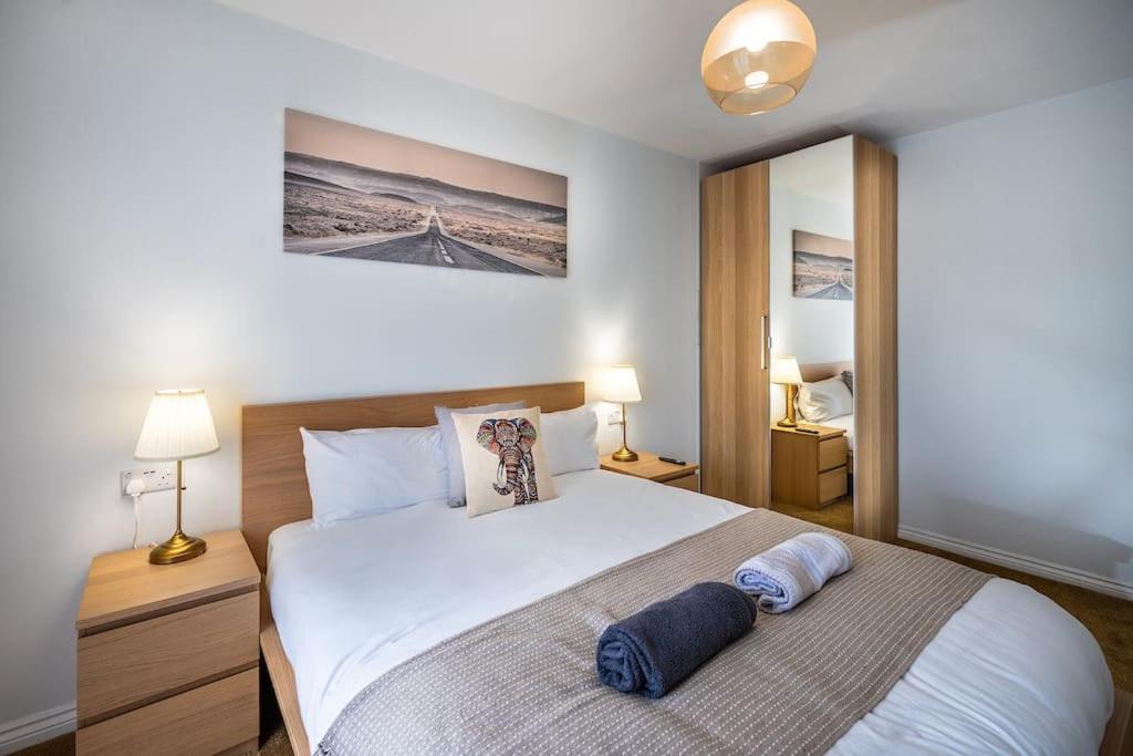 Reading 2-Bed Apartment & Parking ภายนอก รูปภาพ